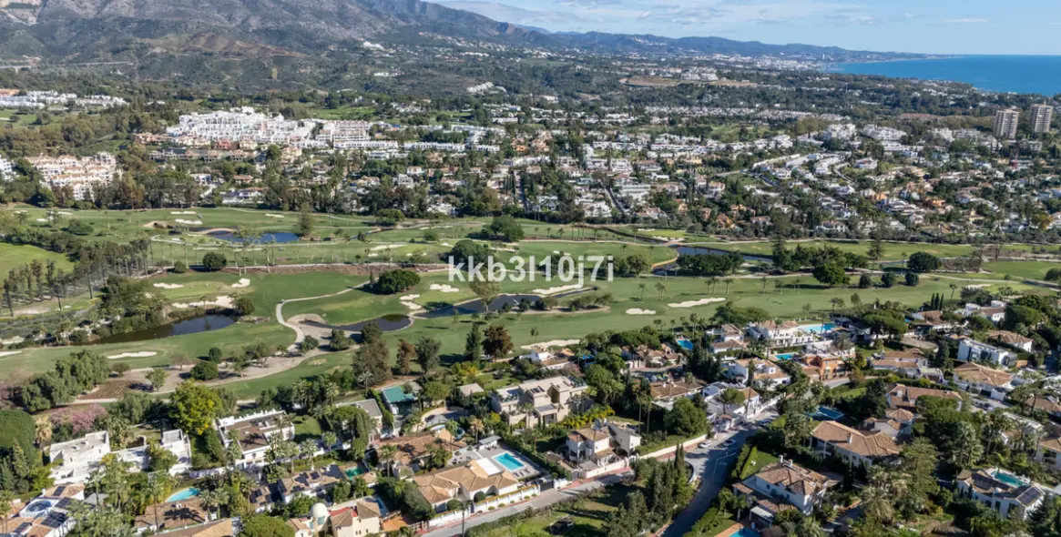 Venta de villa independiente en Nueva Andalucía 25