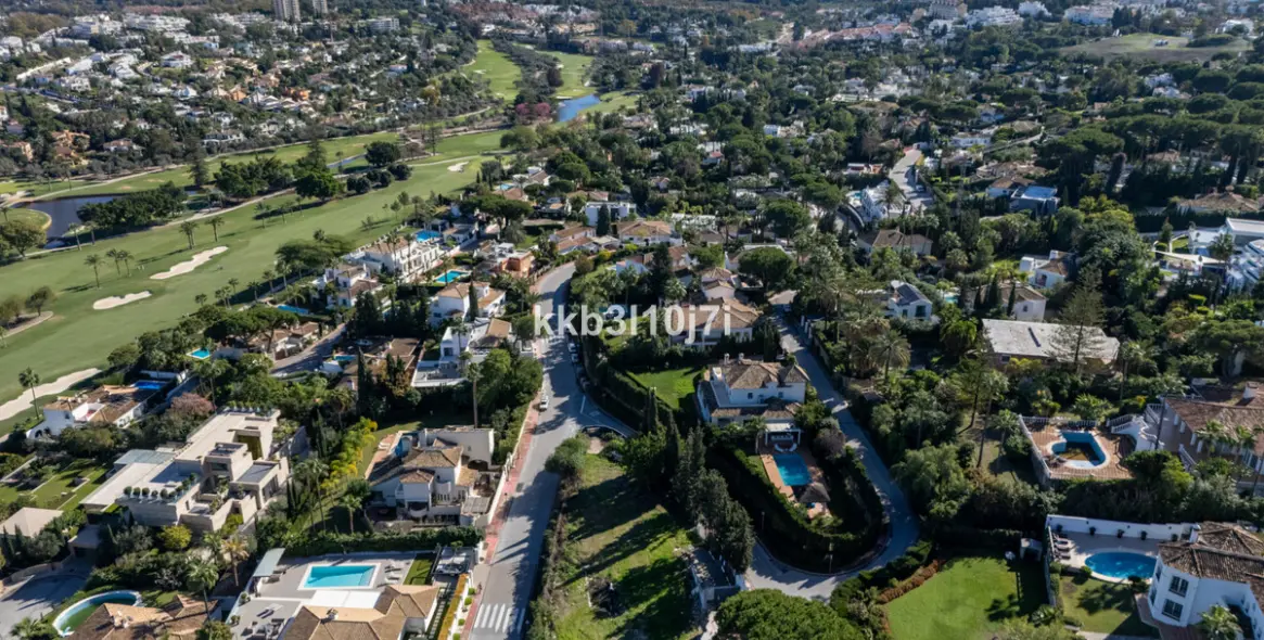 Venta de villa independiente en Nueva Andalucía 27