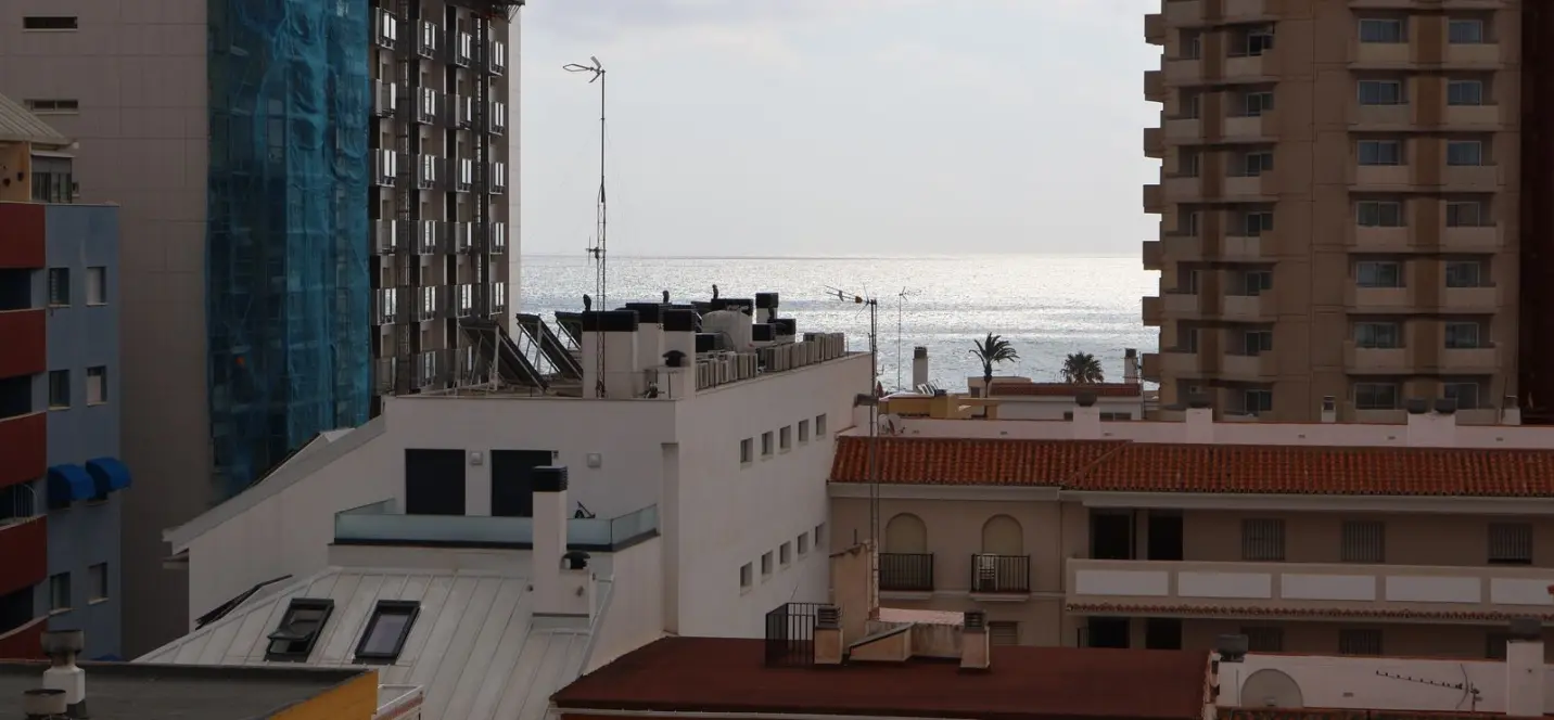 Sale of middle floor apartment in Fuengirola 1