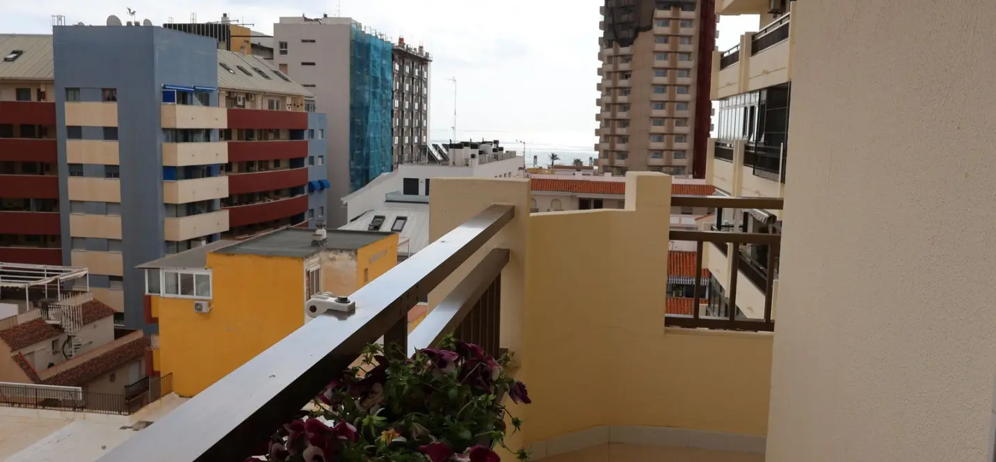 Sale of middle floor apartment in Fuengirola 2