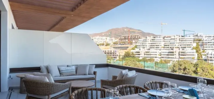 Продажа апартаментов на среднем этаже в Estepona 0