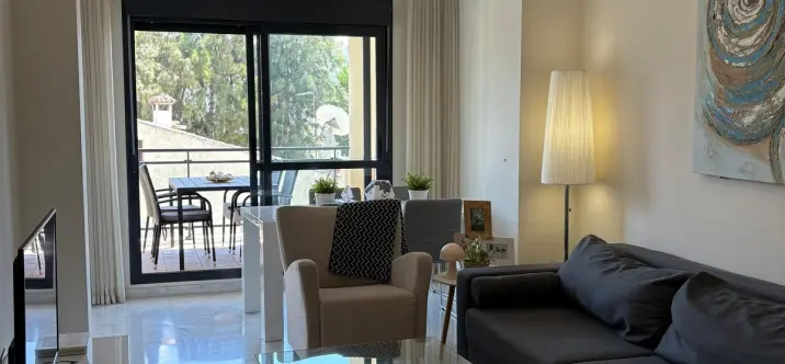 Short-term rent of middle floor apartment in New Golden Mile 1