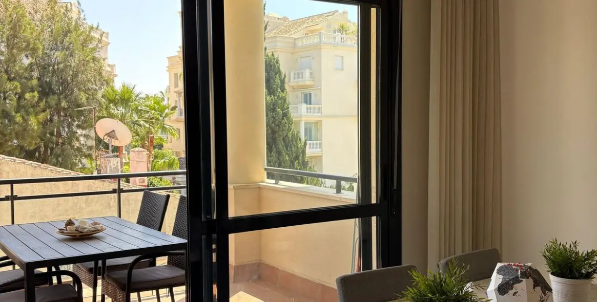 Short-term rent of middle floor apartment in New Golden Mile 4