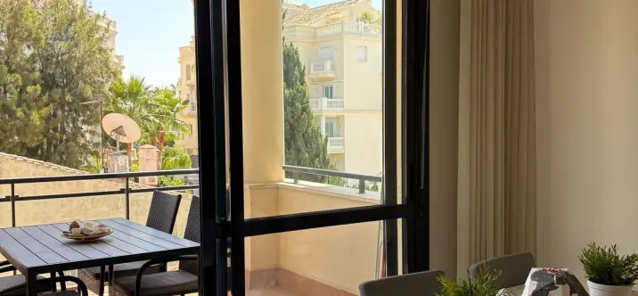 Short-term rent of middle floor apartment in New Golden Mile 3