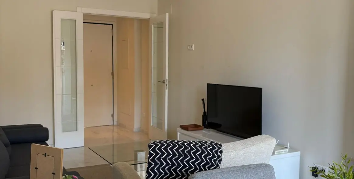 Short-term rent of middle floor apartment in New Golden Mile 5
