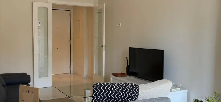 Short-term rent of middle floor apartment in New Golden Mile 4