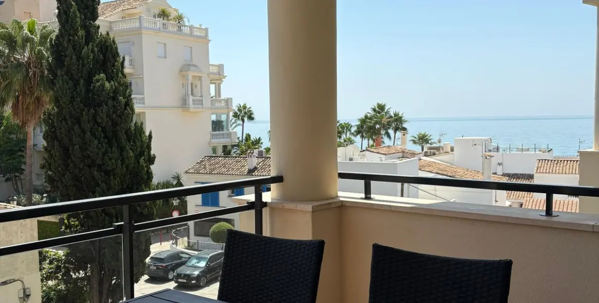 Short-term rent of middle floor apartment in New Golden Mile 9