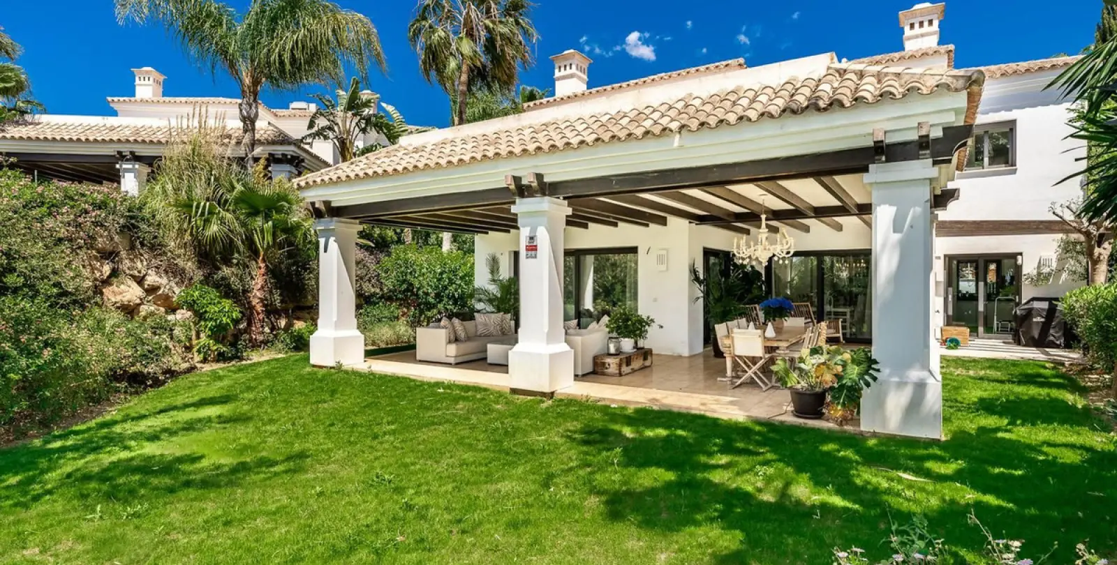 Short-term rent of detached villa in The Golden Mile 5