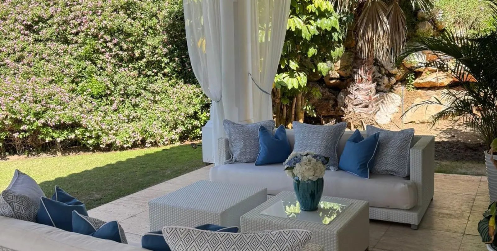 Short-term rent of detached villa in The Golden Mile 8