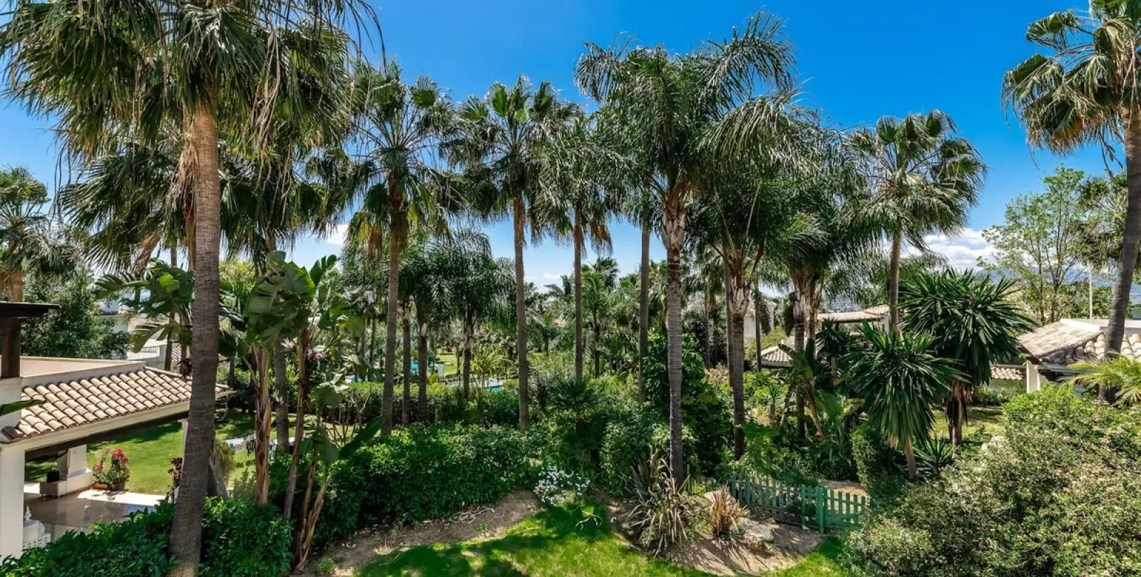 Short-term rent of detached villa in The Golden Mile 9