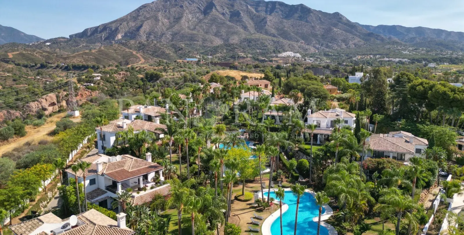 Short-term rent of detached villa in The Golden Mile 11