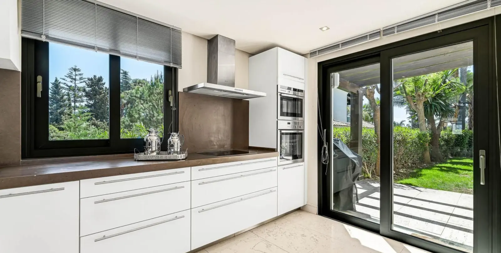 Short-term rent of detached villa in The Golden Mile 21
