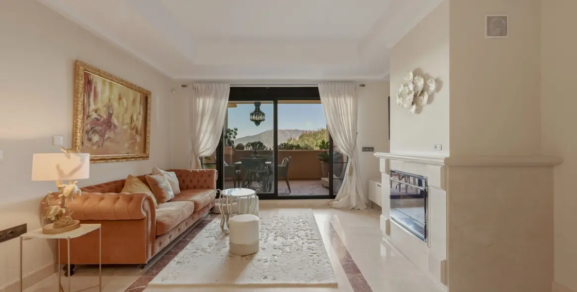 Sale of middle floor apartment in La Mairena 8