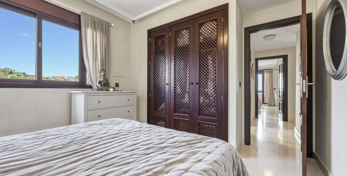 Sale of middle floor apartment in La Mairena 12