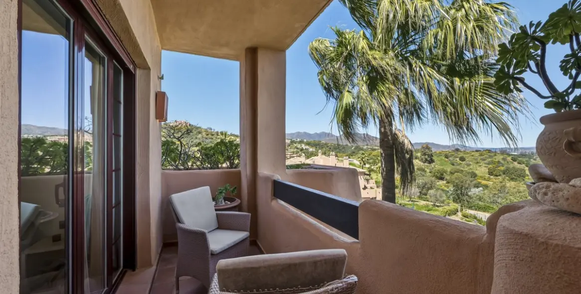 Sale of middle floor apartment in La Mairena 20