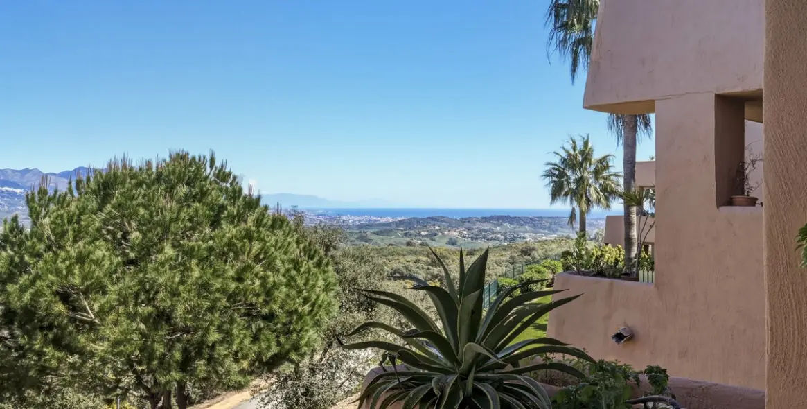 Sale of middle floor apartment in La Mairena 21