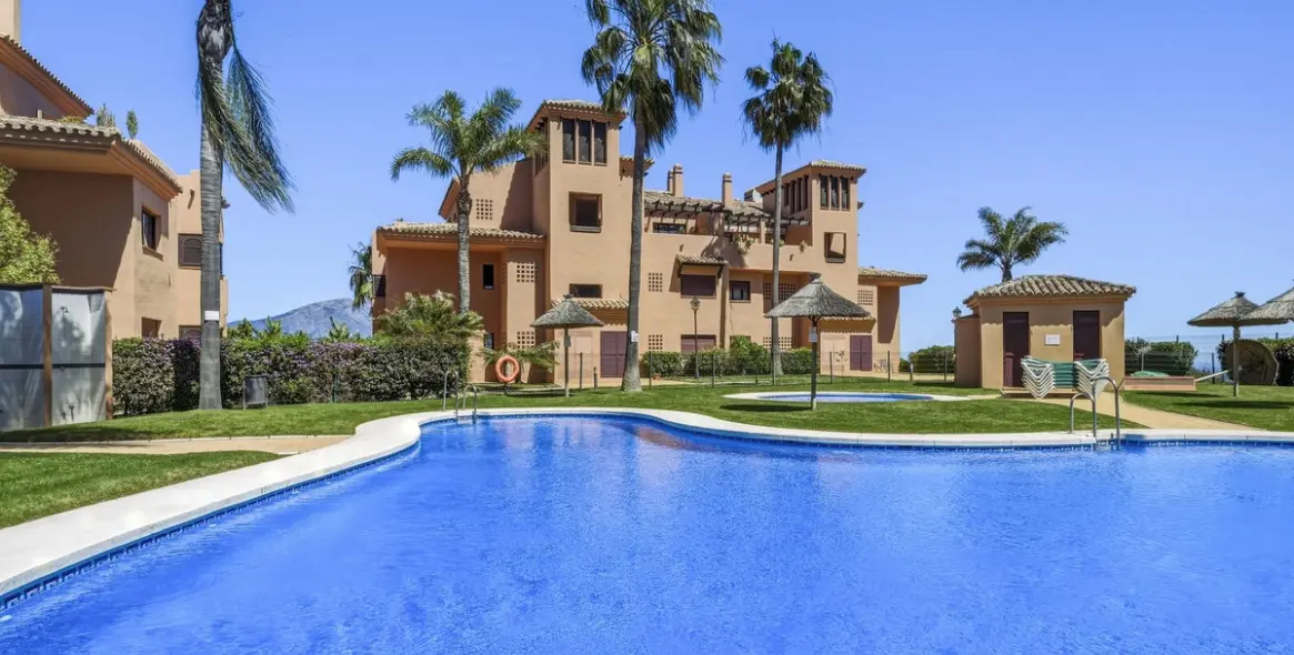 Sale of middle floor apartment in La Mairena 23