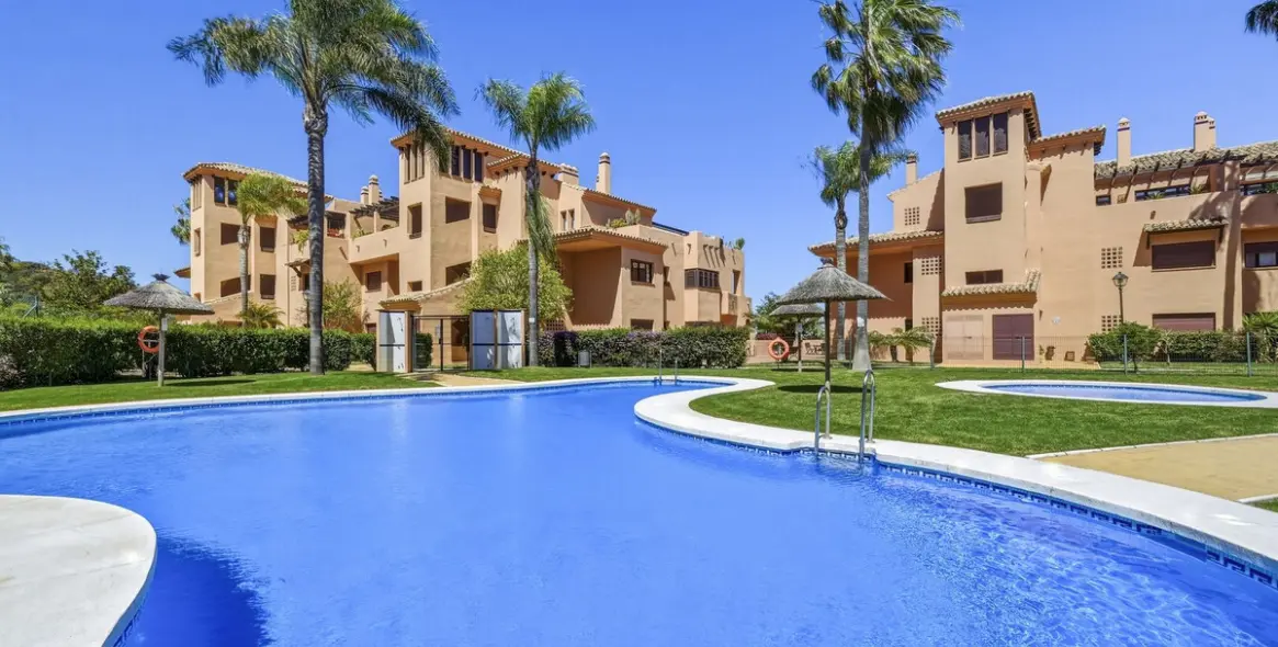 Sale of middle floor apartment in La Mairena 24