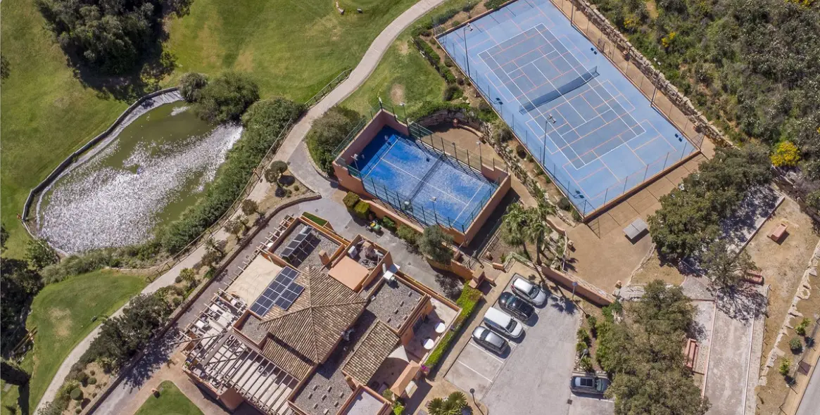 Sale of middle floor apartment in La Mairena 26