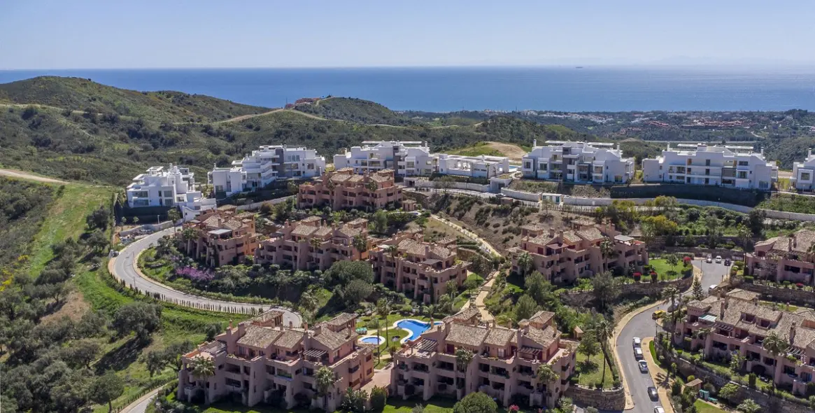 Sale of middle floor apartment in La Mairena 33