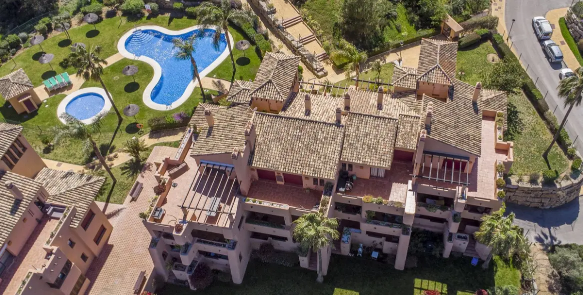 Sale of middle floor apartment in La Mairena 37