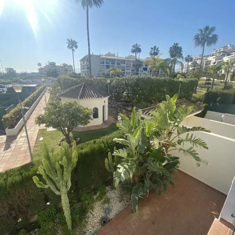 Sale of middle floor apartment in Nueva Andalucía
