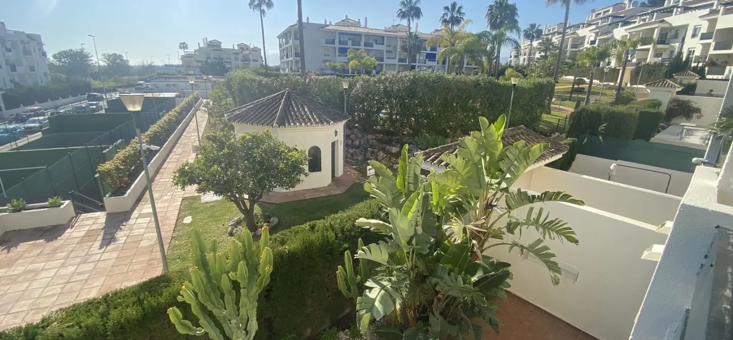 Sale of middle floor apartment in Nueva Andalucía 2