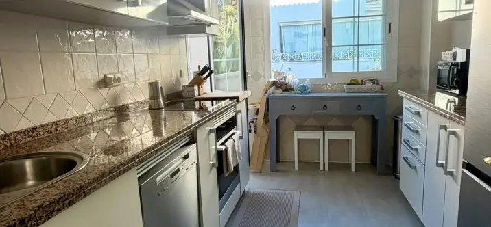 Sale of middle floor apartment in Río Real 2