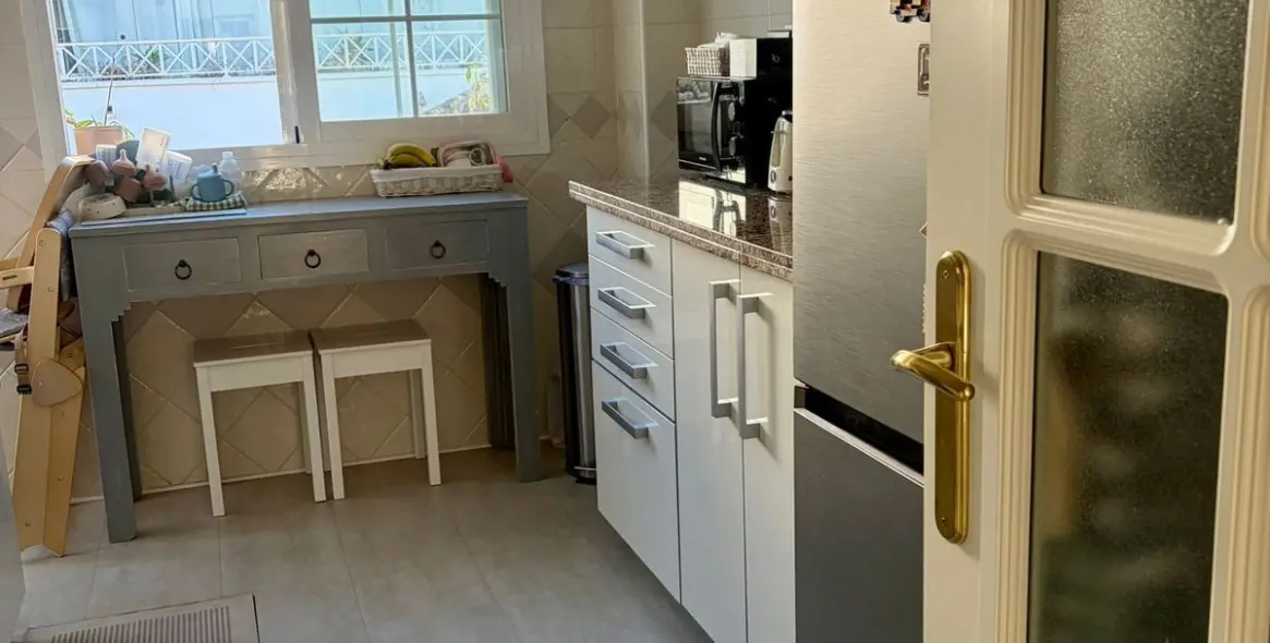 Sale of middle floor apartment in Río Real 5