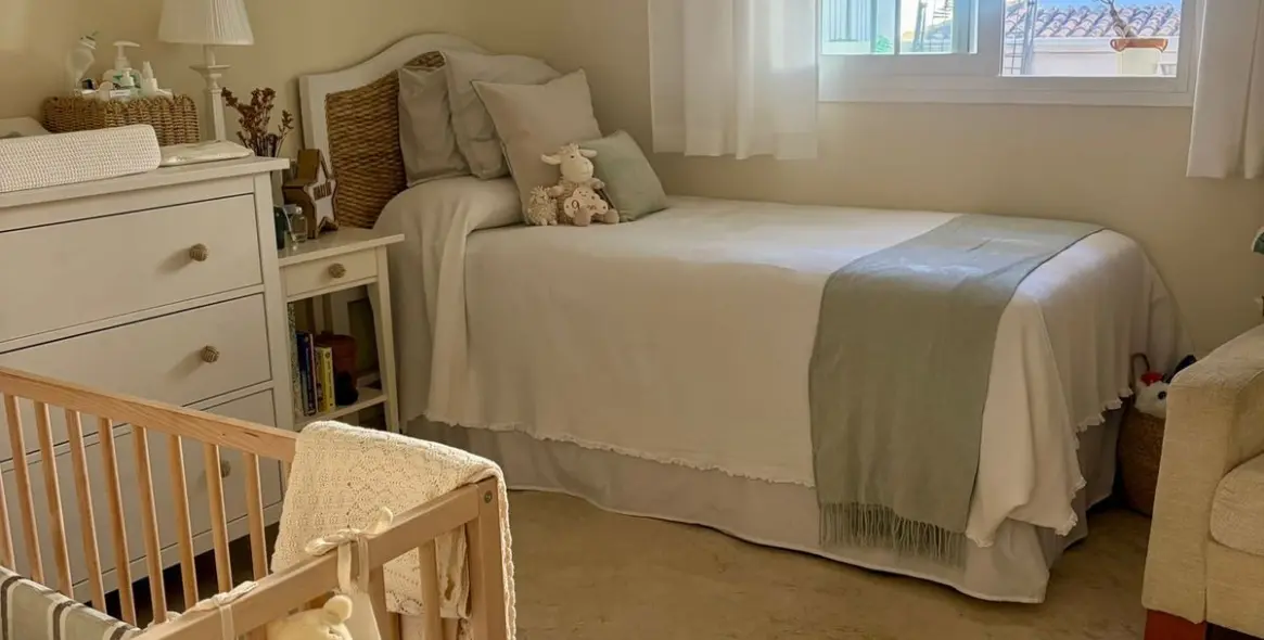 Sale of middle floor apartment in Río Real 6