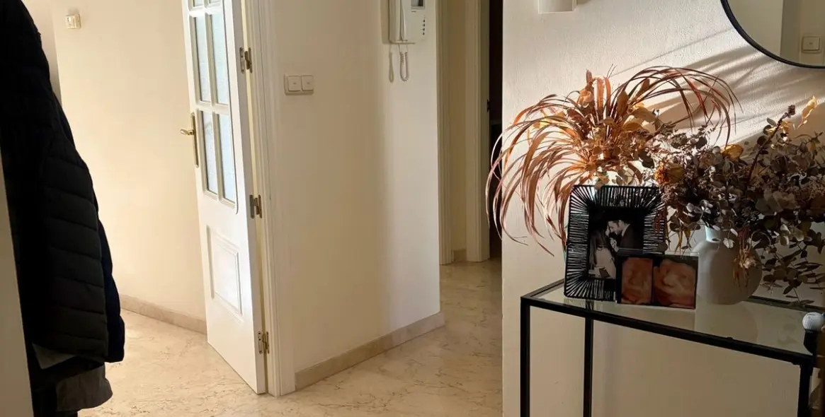 Sale of middle floor apartment in Río Real 8