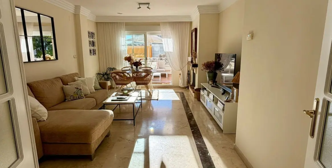 Sale of middle floor apartment in Río Real 10