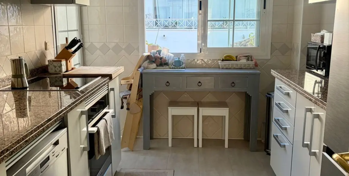 Sale of middle floor apartment in Río Real 13