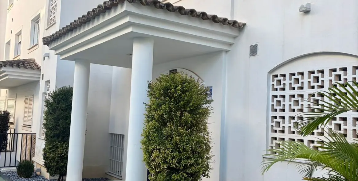 Sale of middle floor apartment in Río Real 14