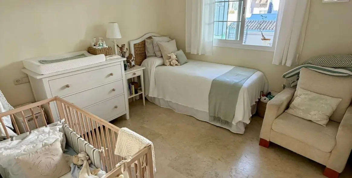 Sale of middle floor apartment in Río Real 15