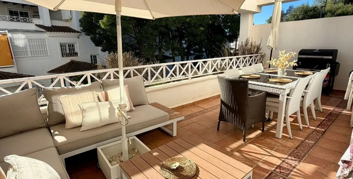 Sale of middle floor apartment in Río Real 16