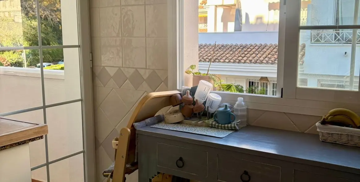 Sale of middle floor apartment in Río Real 19