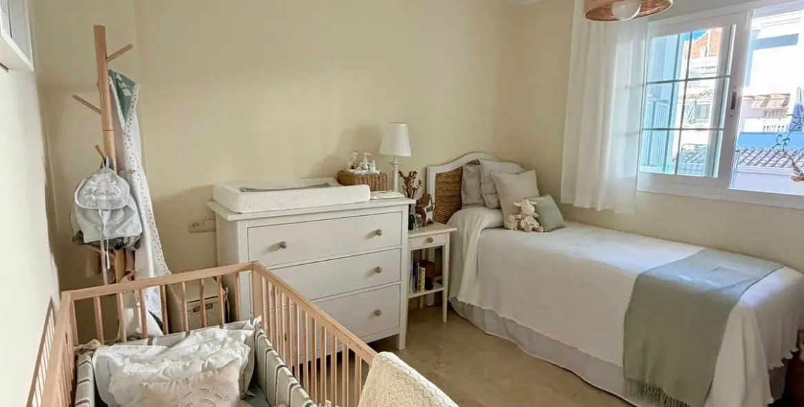 Sale of middle floor apartment in Río Real 20