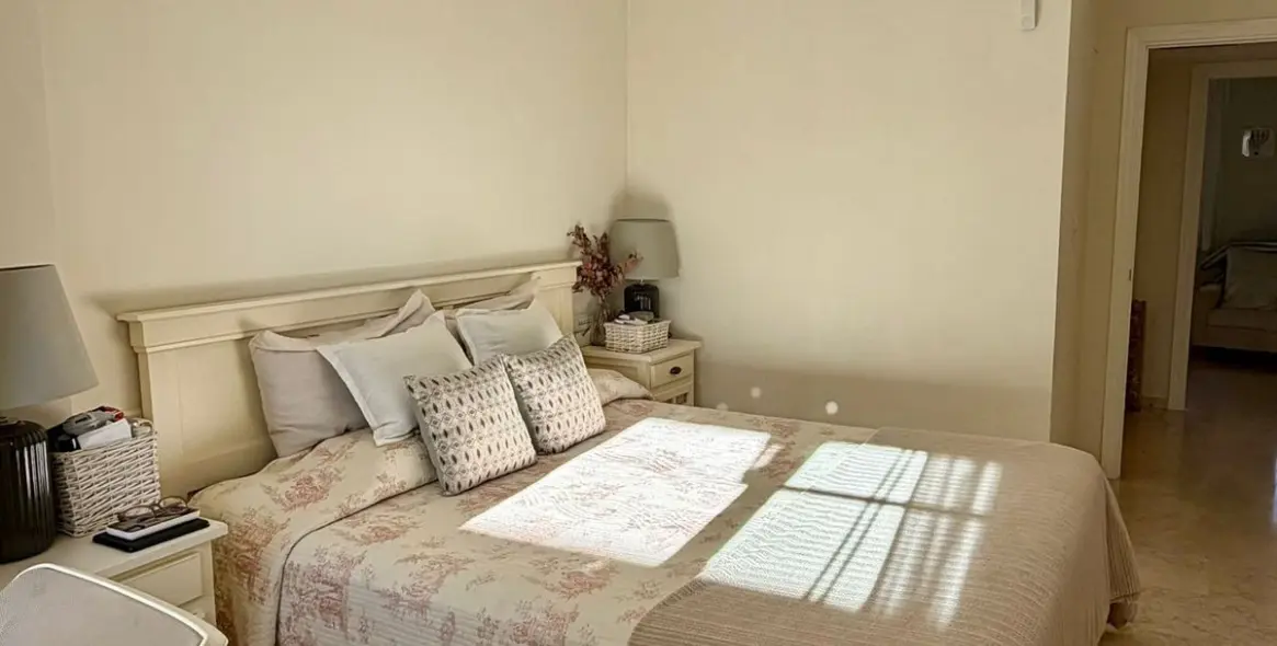 Sale of middle floor apartment in Río Real 21