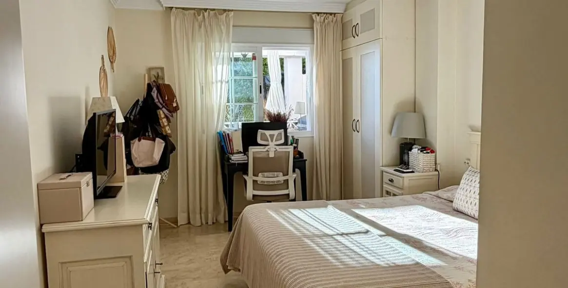 Sale of middle floor apartment in Río Real 24