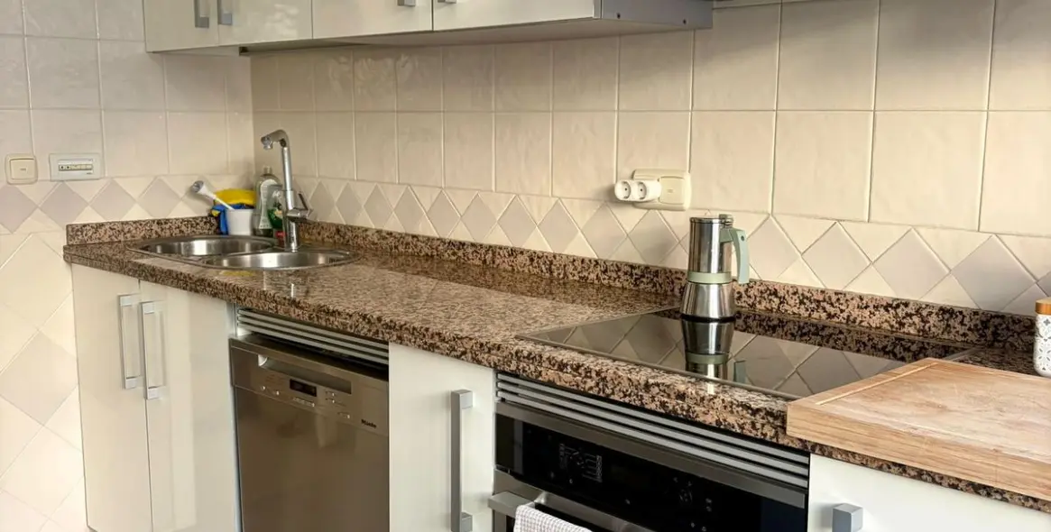 Sale of middle floor apartment in Río Real 26