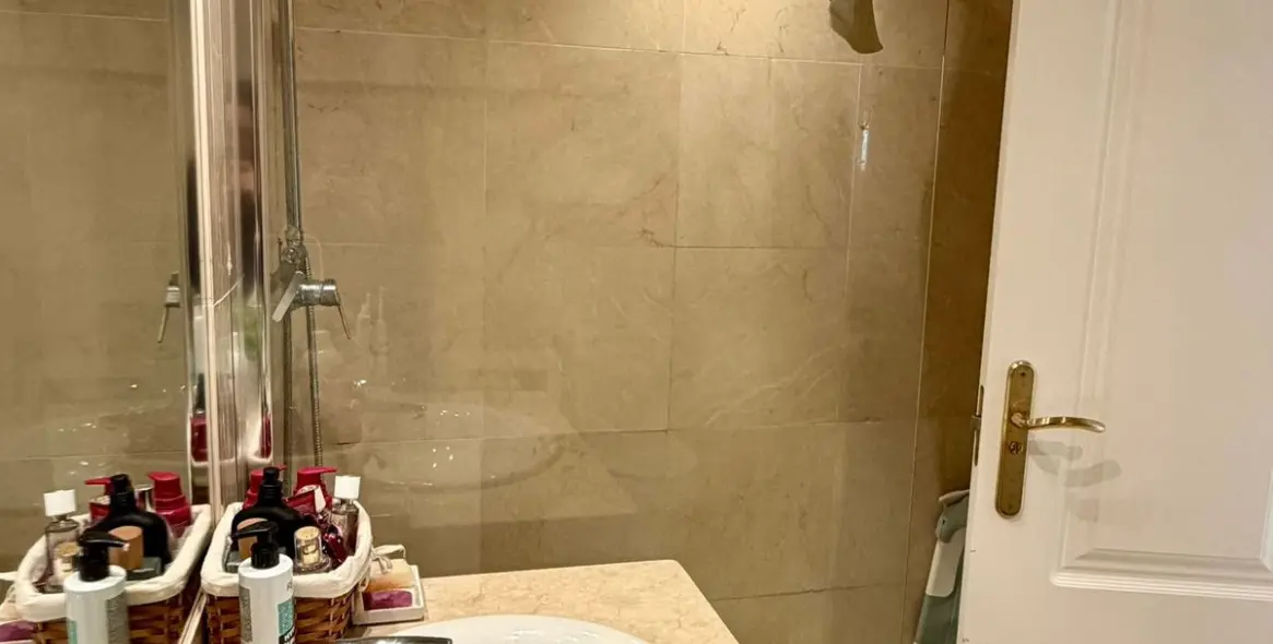 Sale of middle floor apartment in Río Real 30