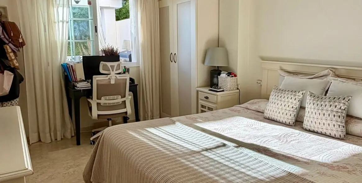 Sale of middle floor apartment in Río Real 31