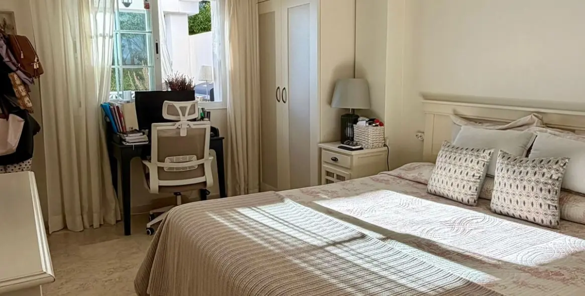 Sale of middle floor apartment in Río Real 33