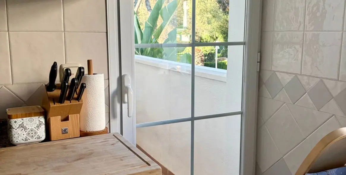 Sale of middle floor apartment in Río Real 37