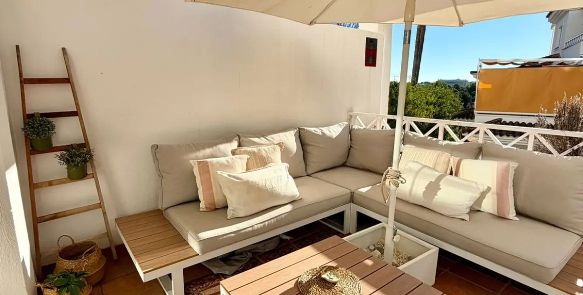 Sale of middle floor apartment in Río Real 42