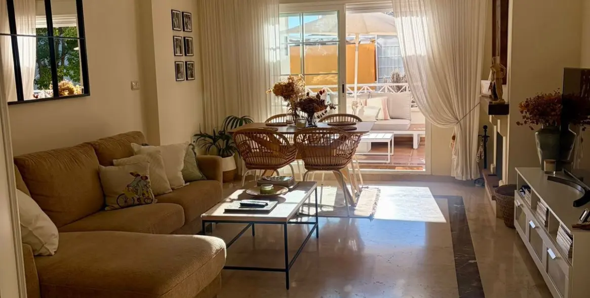 Sale of middle floor apartment in Río Real 44