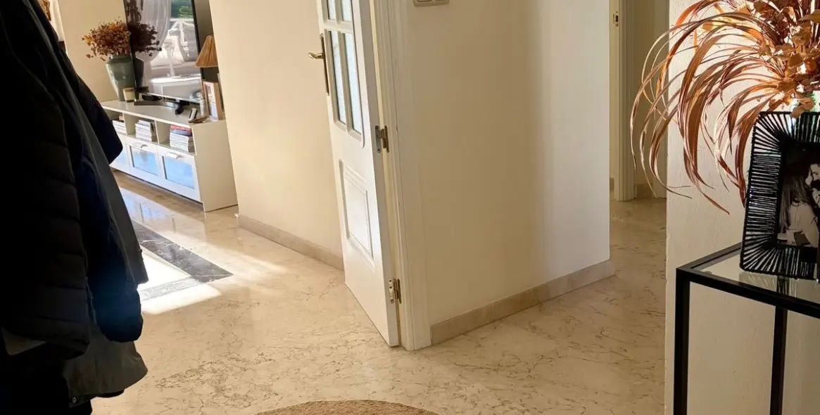 Sale of middle floor apartment in Río Real 46