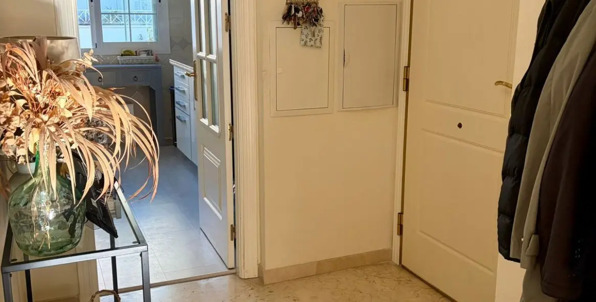 Sale of middle floor apartment in Río Real 48