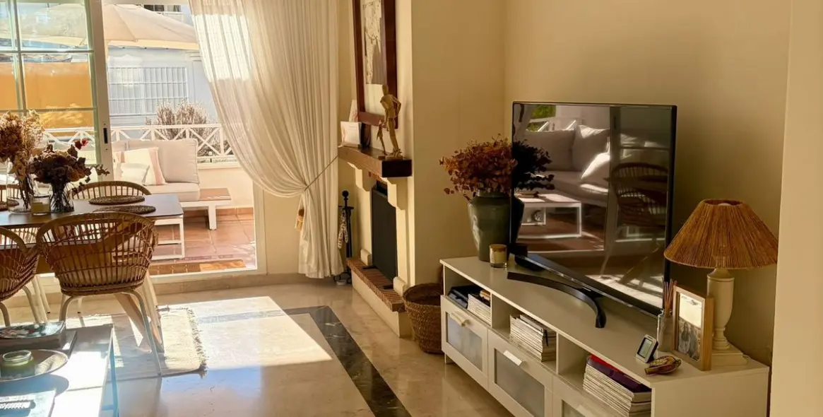 Sale of middle floor apartment in Río Real 49